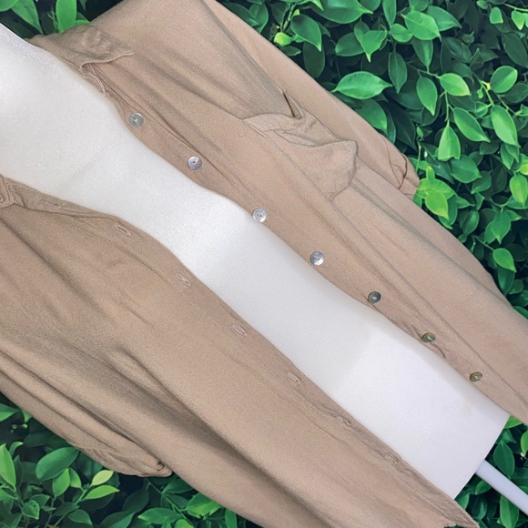 BUTTON UP COLLARED SHIRT W/ ROLLED SLEEVES & FRONT POCKET · SIZE M · F21 - Picture 3 of 6